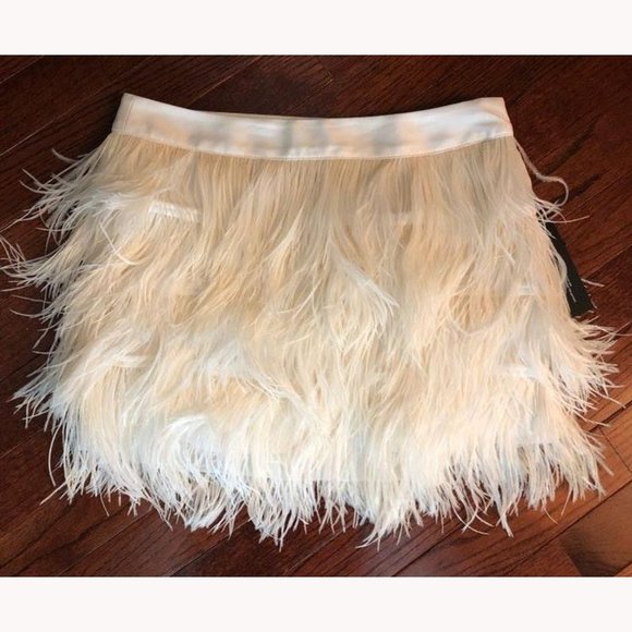 💥STUNNING💥Fluffy Feather Mini Skirt in In Soft Ivory - Picture 5 of 12